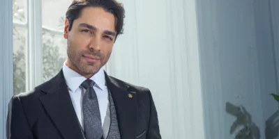 استایل رسمی و لوکس مردانه با جلیقه مشکی کلاسیک و جزئیات دکمه‌های طلایی برند یاراشیق